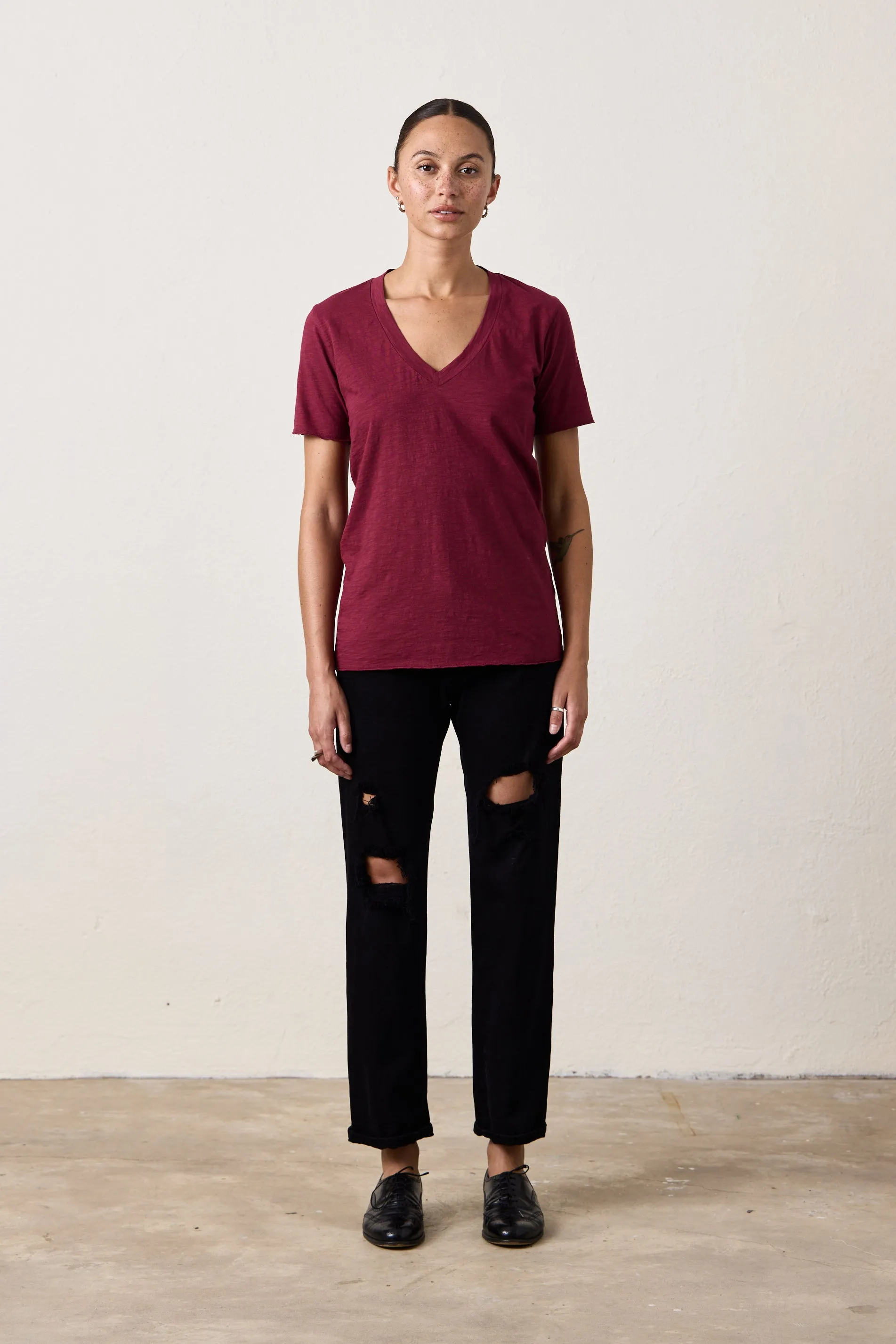 CORA V-NECK TEE / DARK CHERRY